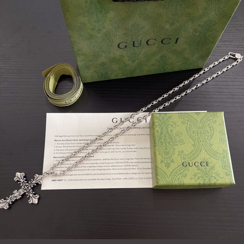 G*u*i necklaces